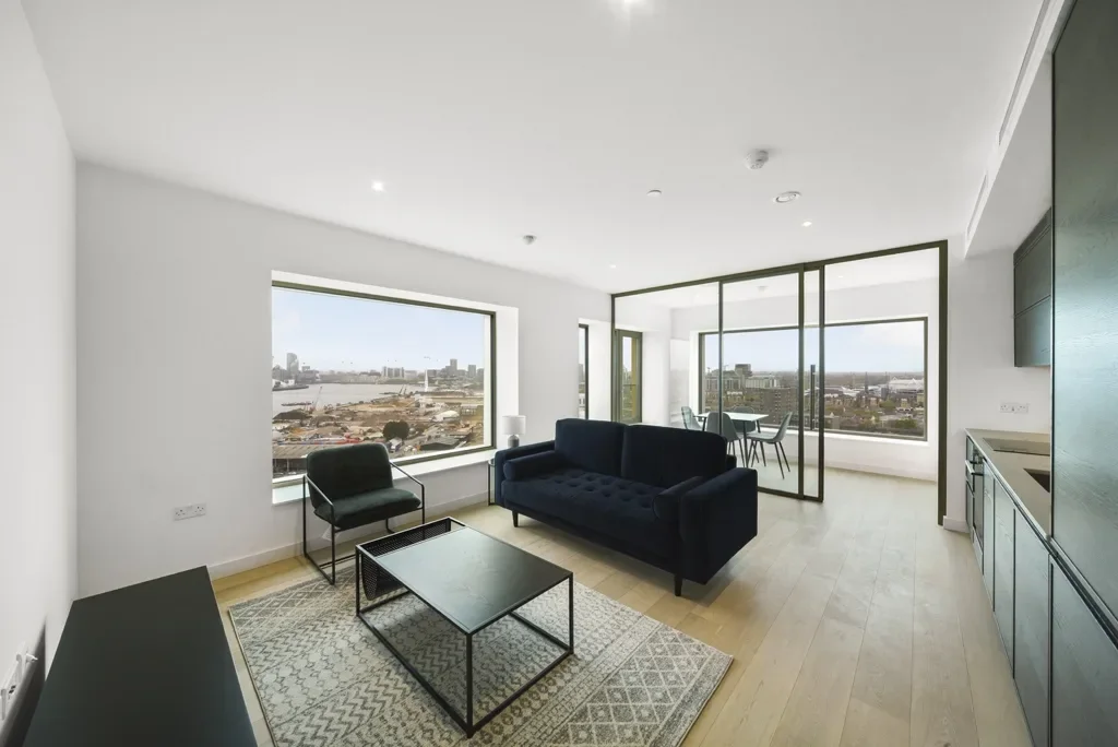 Flat Mudlarks Boulevard in Greater London