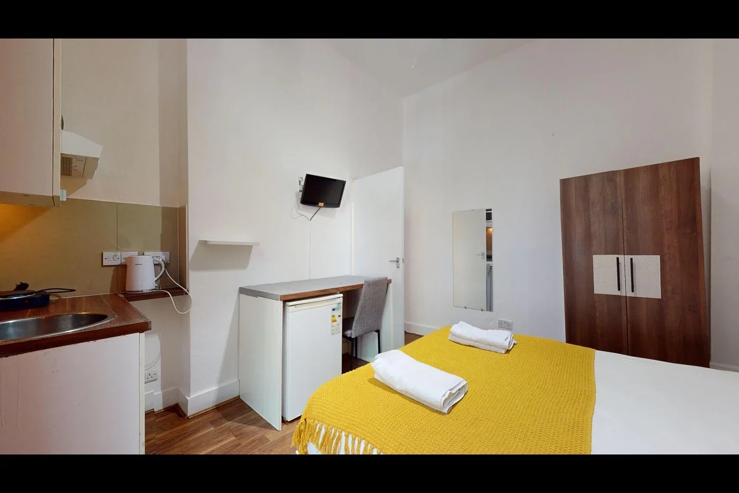 Flat Knaresborough Place in Greater London