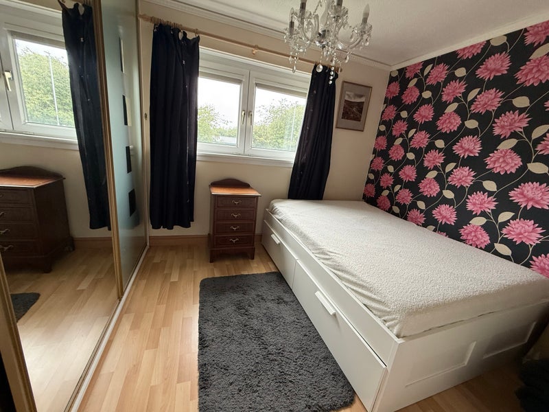 Room Torphin Crescent in Glasgow
