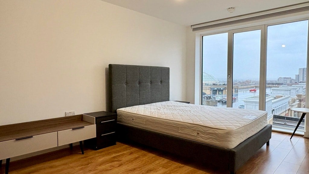 Flat Greenhill Way in Greater London