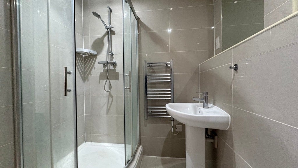 Flat Greenhill Way in Greater London