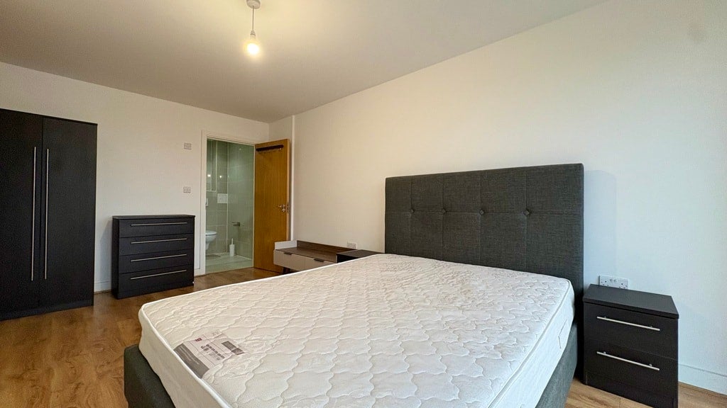 Flat Greenhill Way in Greater London