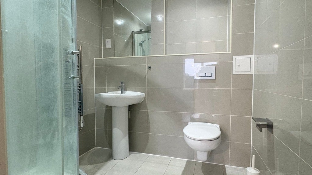 Flat Greenhill Way in Greater London