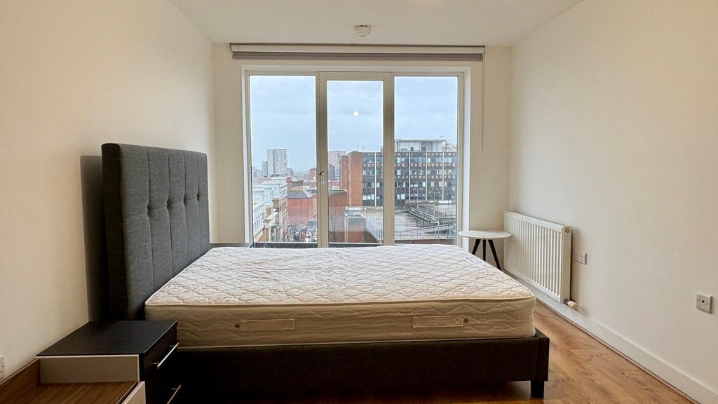 Flat Greenhill Way in Greater London