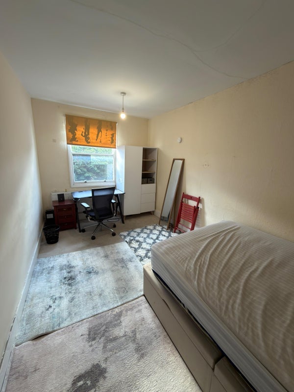 Room High Road in Greater London