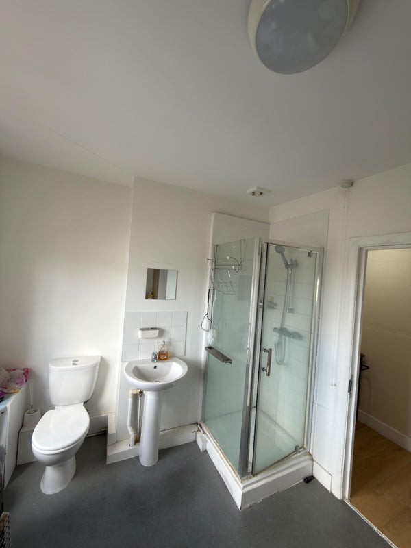 Room High Road in Greater London