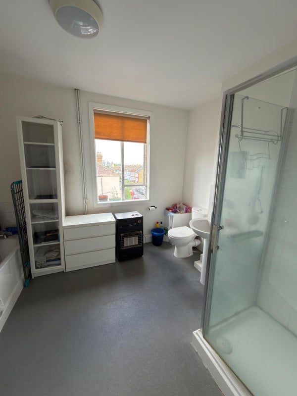 Room High Road in Greater London