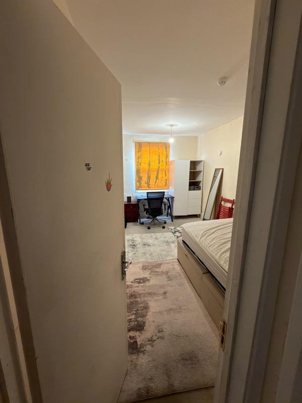 Room High Road in Greater London