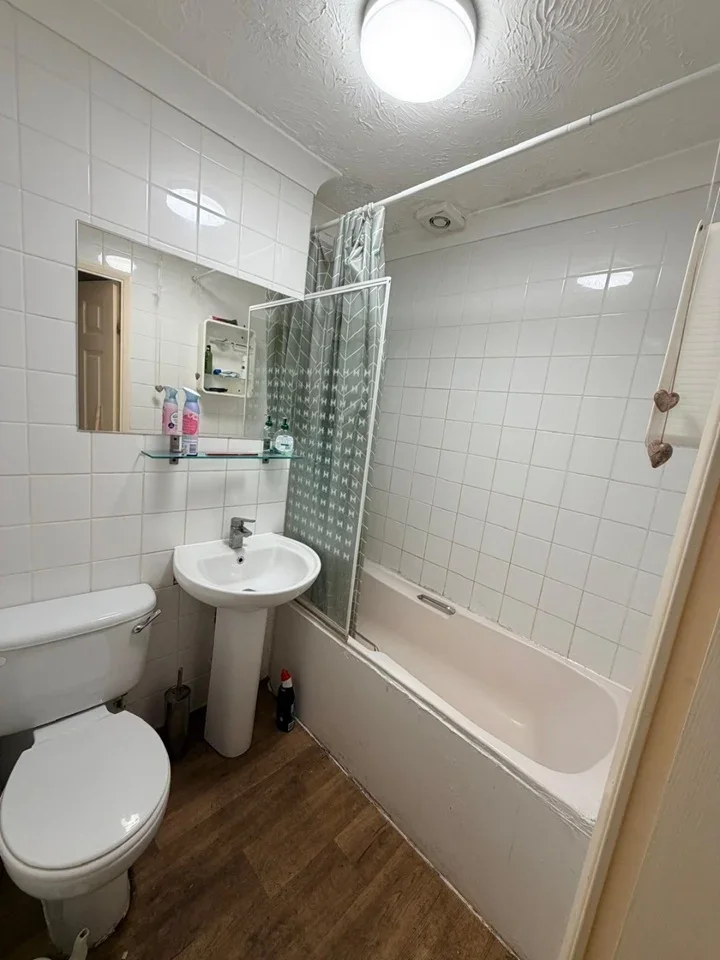 Flat Raven Close in Greater London