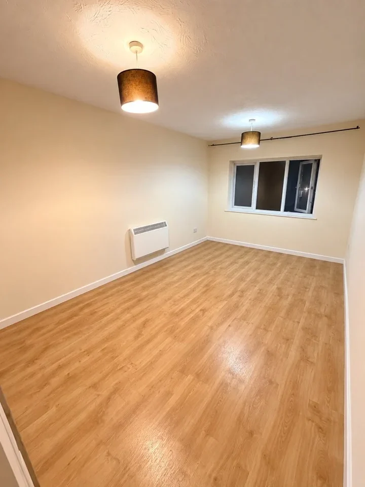 Flat Raven Close in Greater London