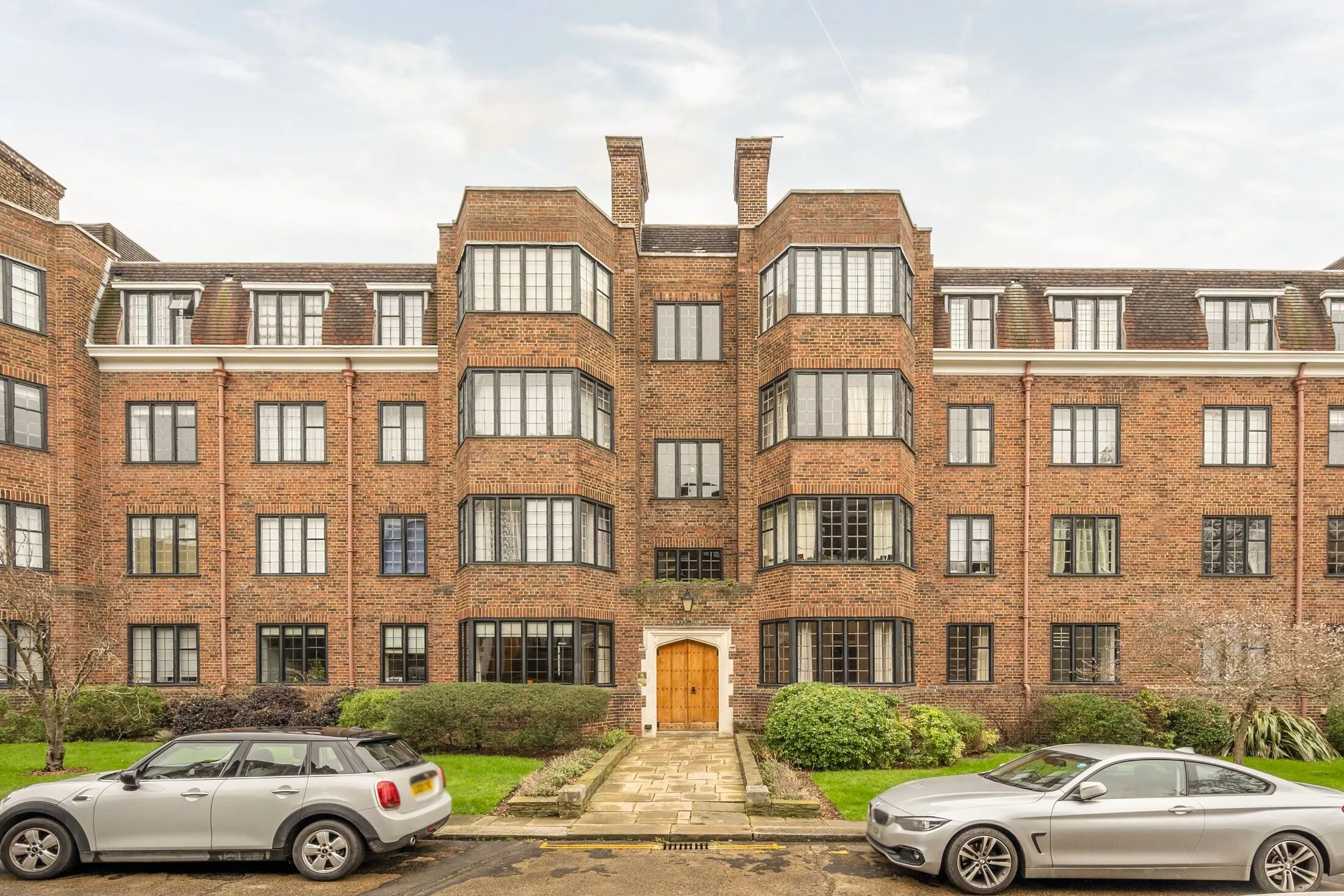 Flat Manor Fields in Greater London