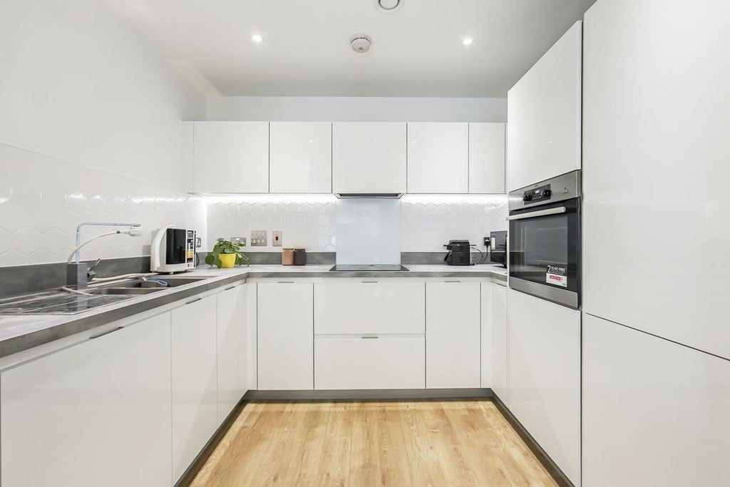 Flat Madeira Street in Greater London