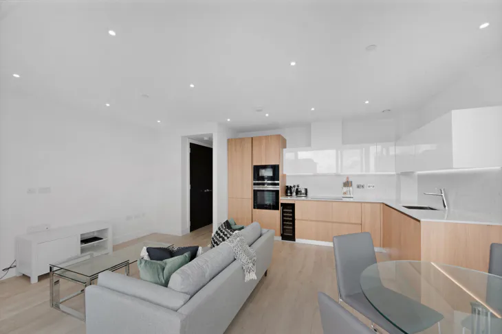 Flat Piazza Walk in Greater London