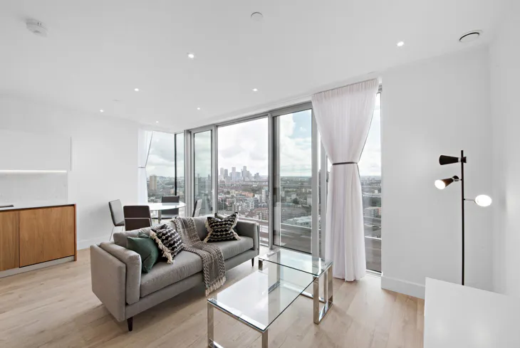 Flat Piazza Walk in Greater London