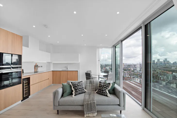 Flat Piazza Walk in Greater London