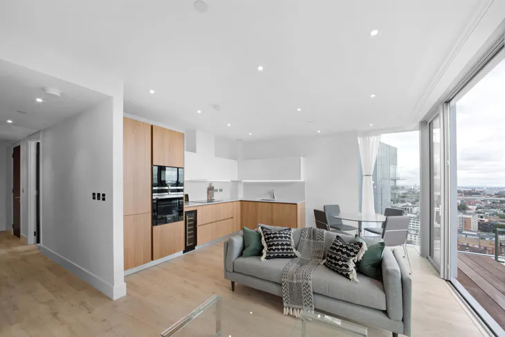 Flat Piazza Walk in Greater London