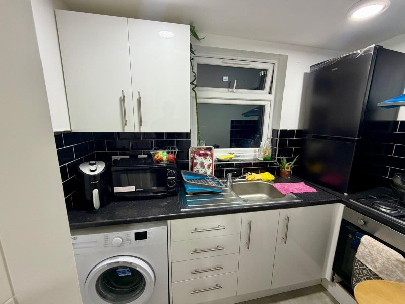 Room Vallentin Road in Greater London