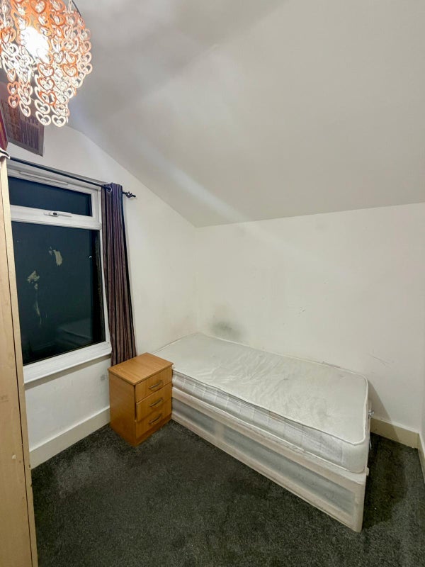 Room Vallentin Road in Greater London