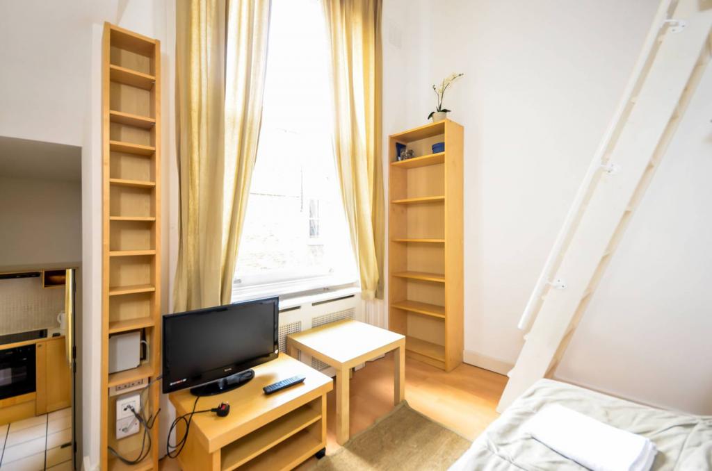 Flat Fairholme Road in Greater London