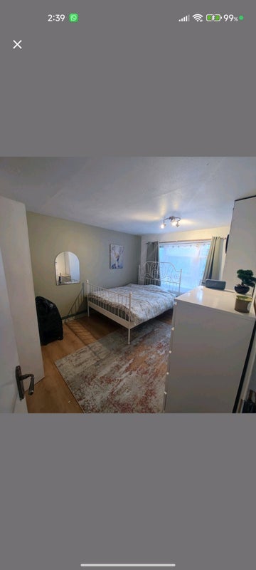 Flat Reedworth Street in Greater London