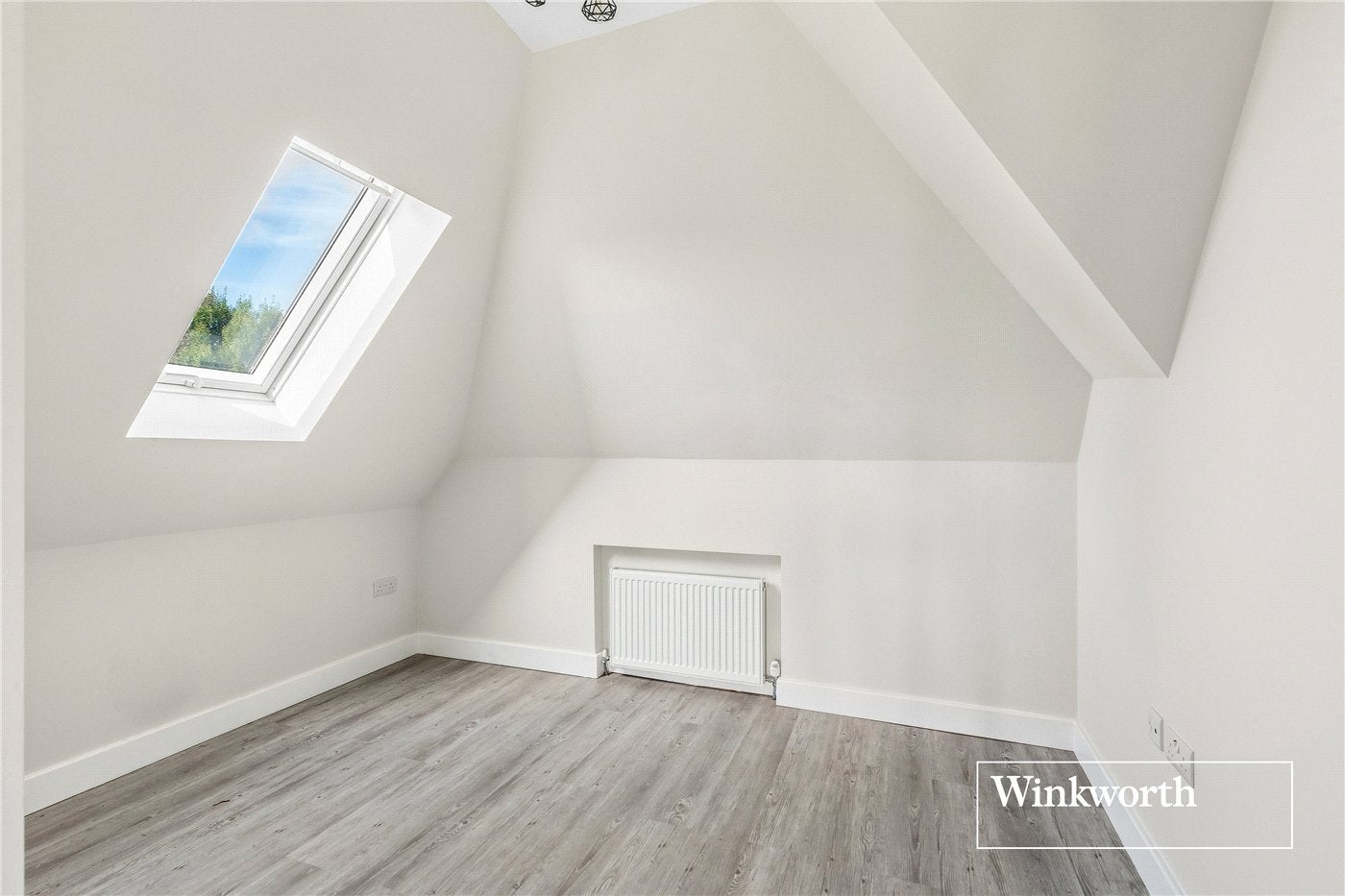 Flat Wentworth Avenue in Greater London