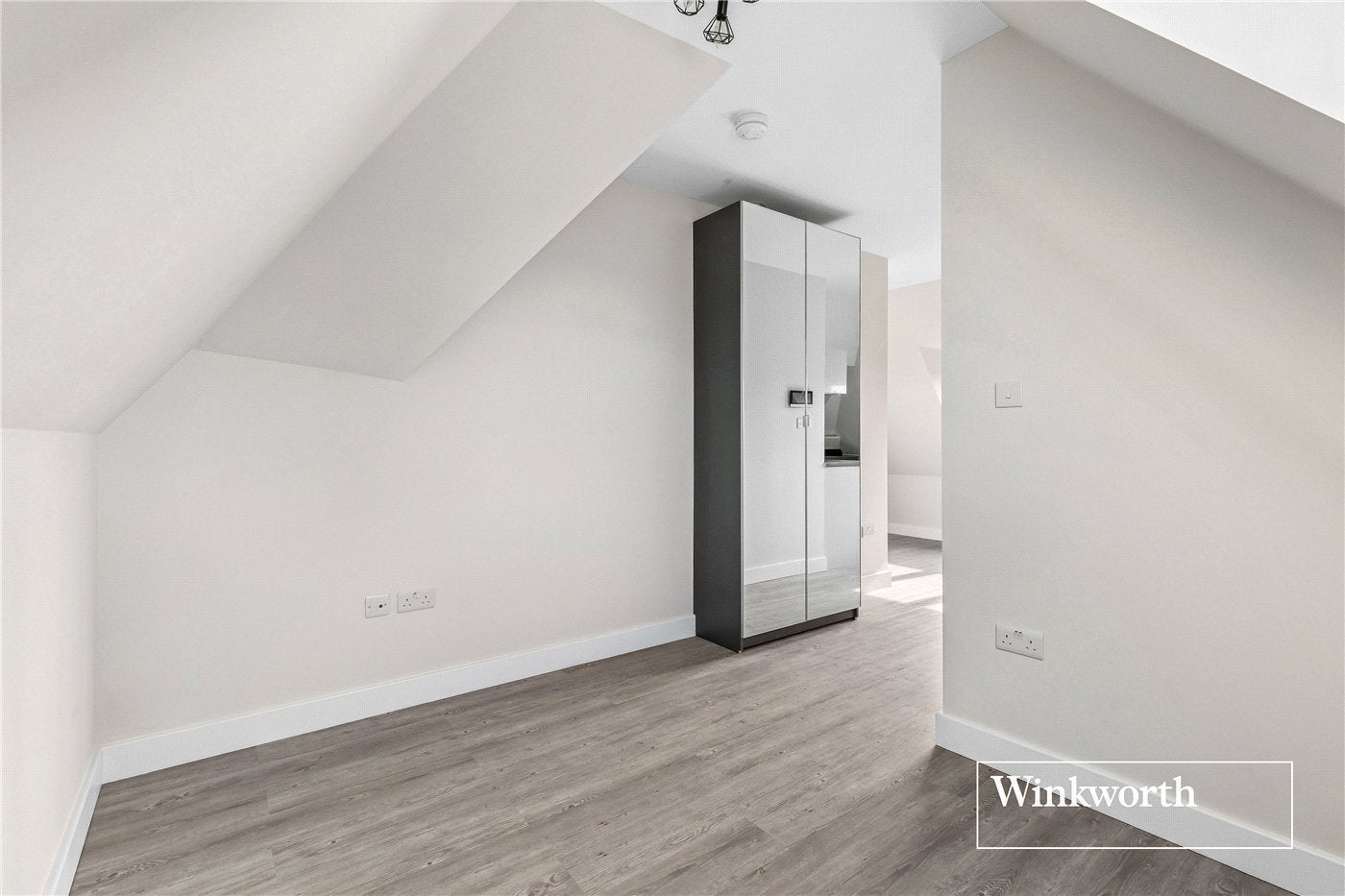 Flat Wentworth Avenue in Greater London