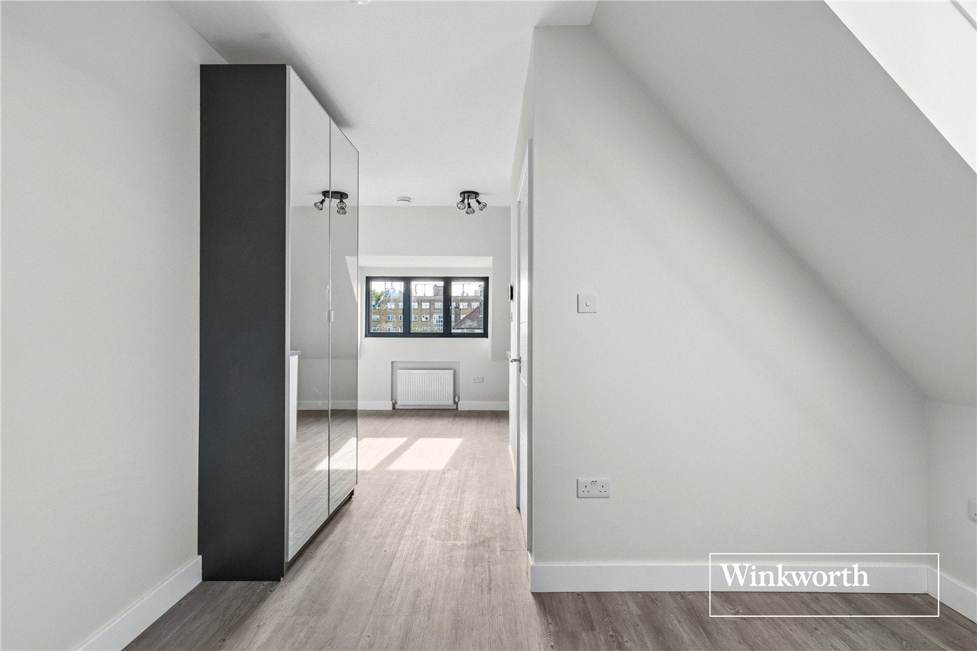 Flat Wentworth Avenue in Greater London