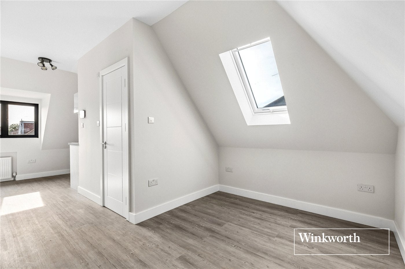 Flat Wentworth Avenue in Greater London