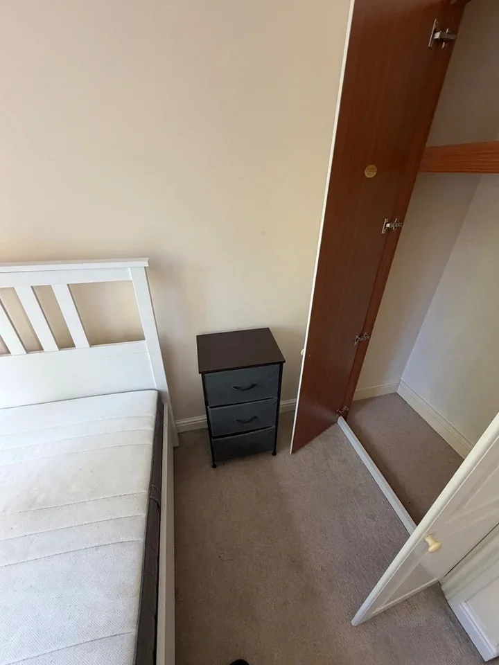 Room Hale Lane in Greater London