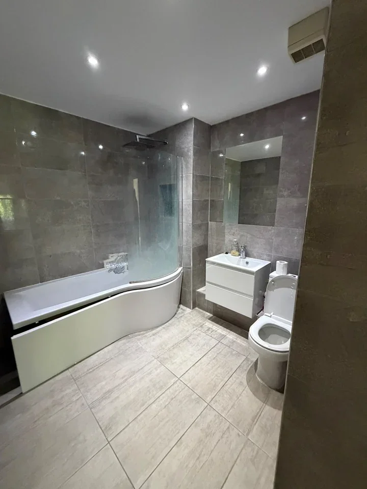 Room Hale Lane in Greater London