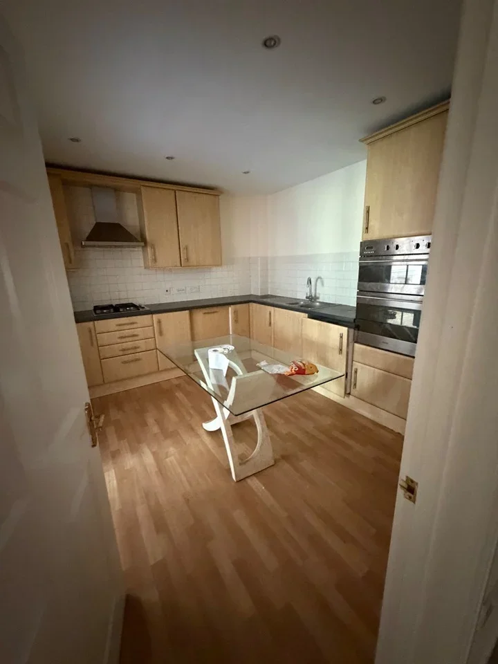 Room Hale Lane in Greater London