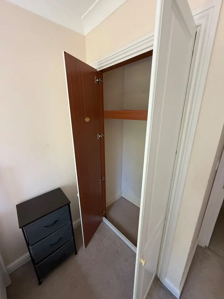 Room Hale Lane in Greater London