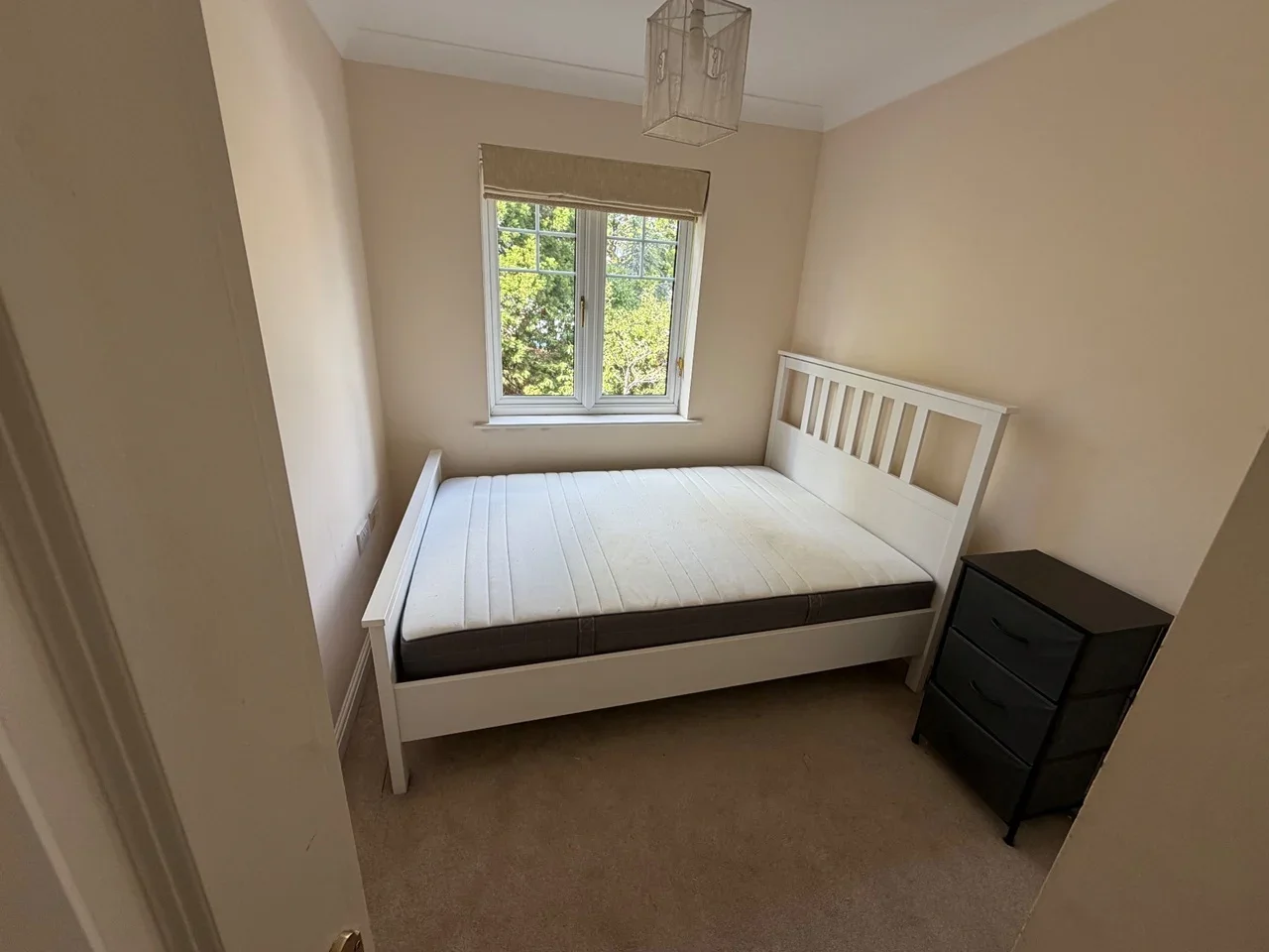 Room Hale Lane in Greater London