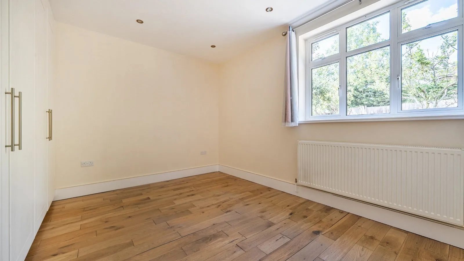 Flat Hadley Way in Greater London
