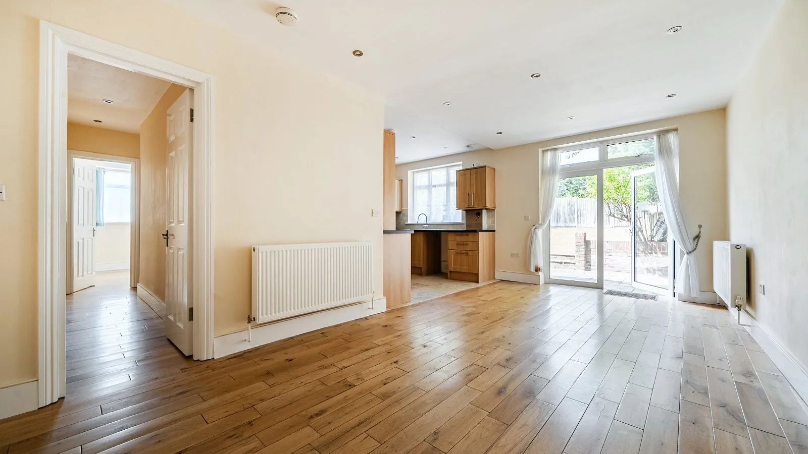 Flat Hadley Way in Greater London