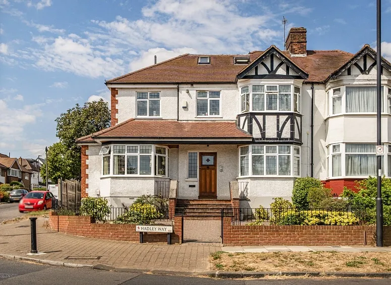 Flat Hadley Way in Greater London