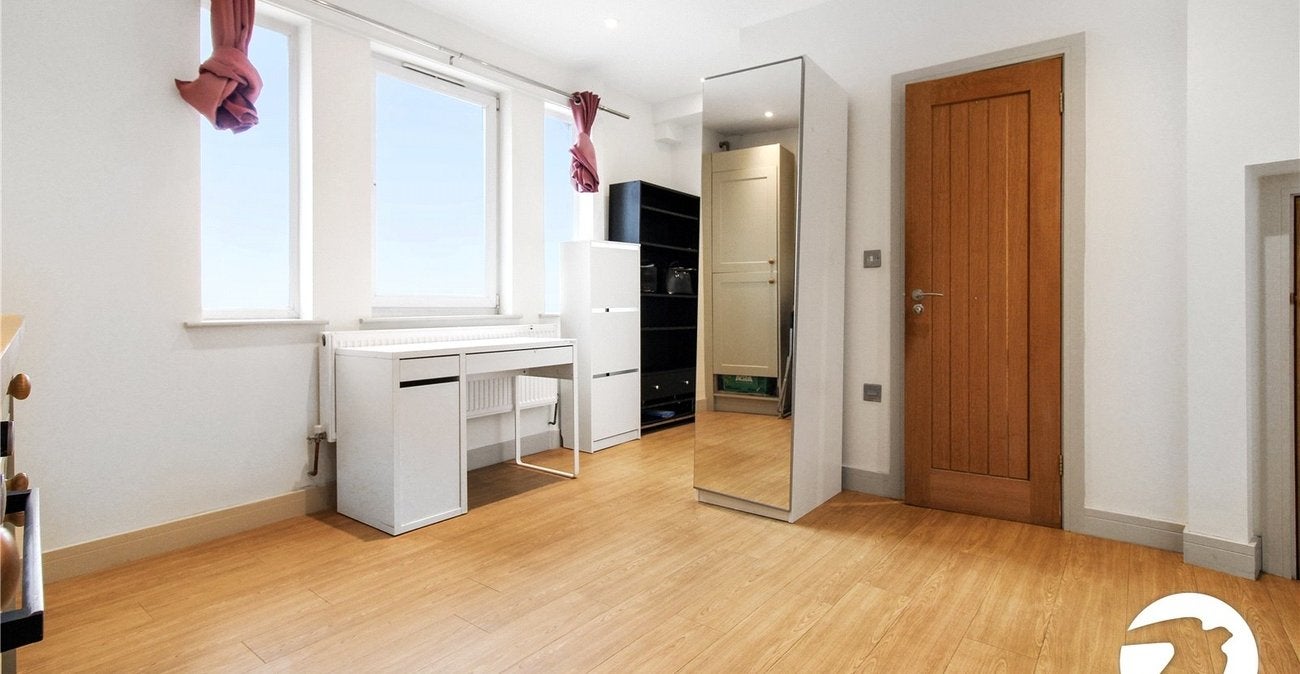 Flat Dermody Road in Greater London