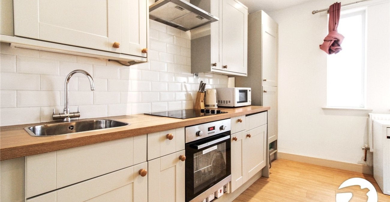 Flat Dermody Road in Greater London