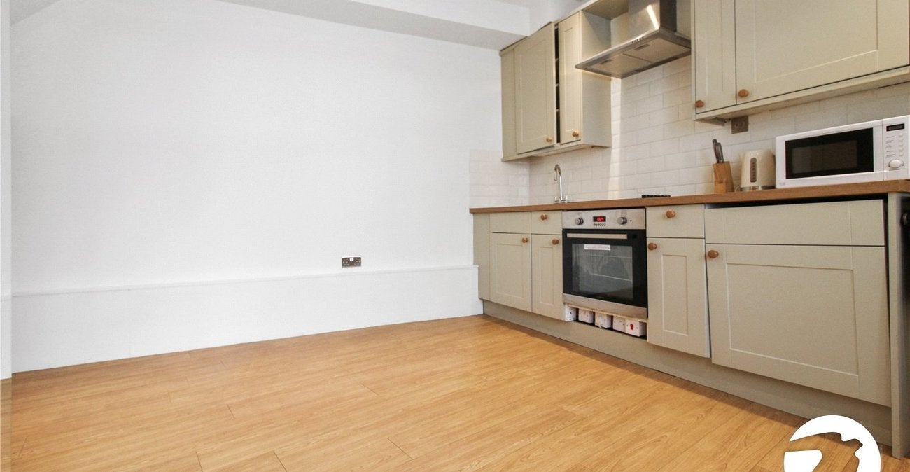 Flat Dermody Road in Greater London