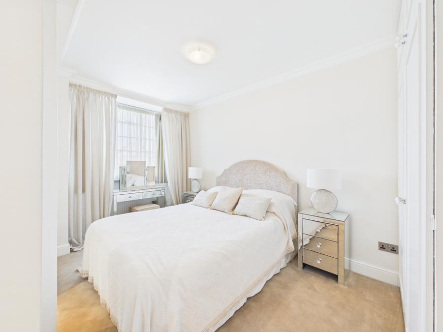 Flat Lucan Place in Greater London