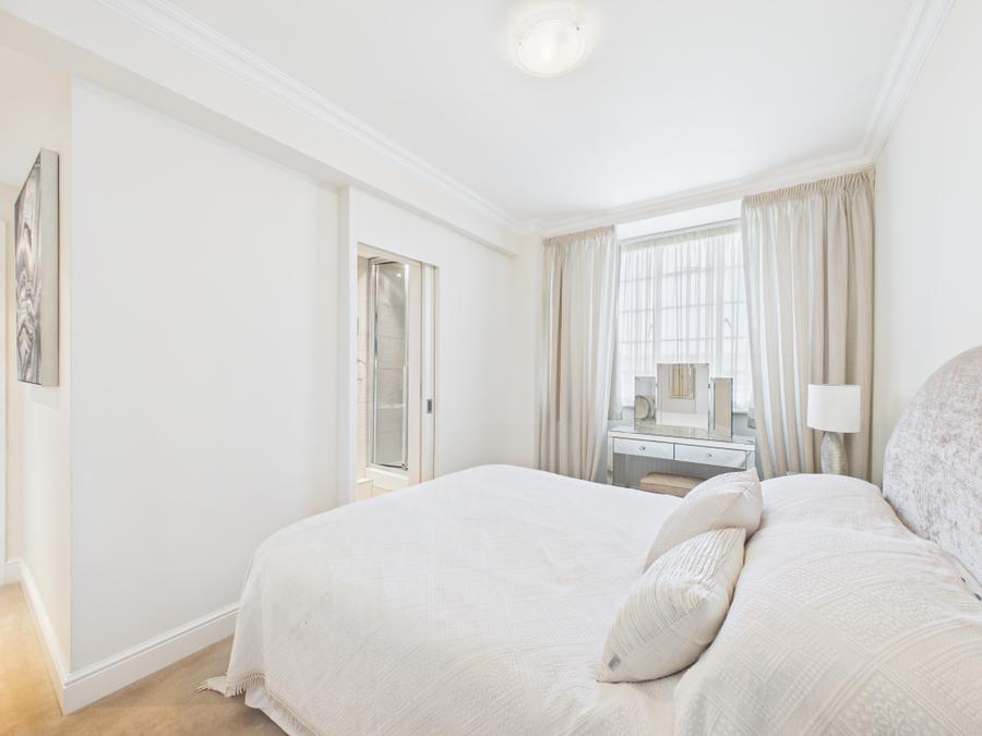 Flat Lucan Place in Greater London
