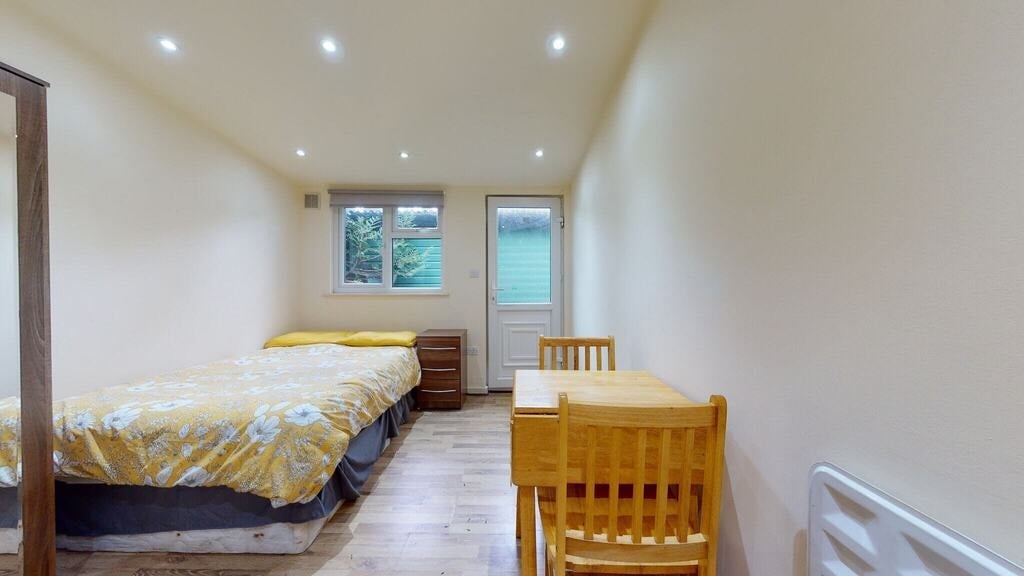 Room Chatsworth Road in Greater London