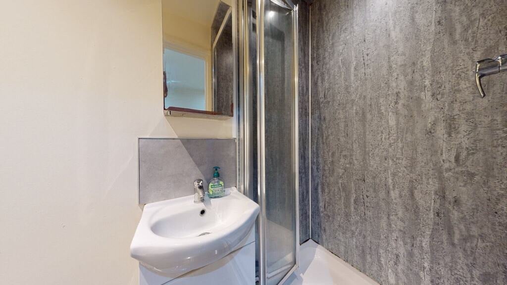 Room Chatsworth Road in Greater London