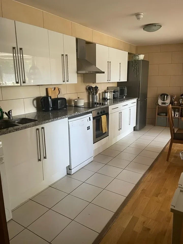 Flat Crowndale Road in Greater London