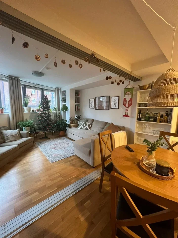 Flat Crowndale Road in Greater London