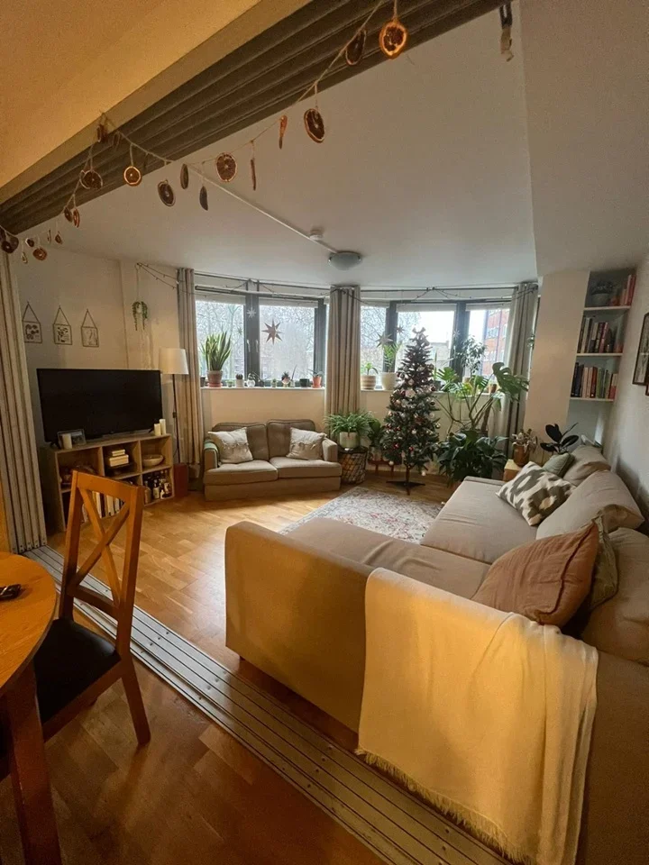 Flat Crowndale Road in Greater London