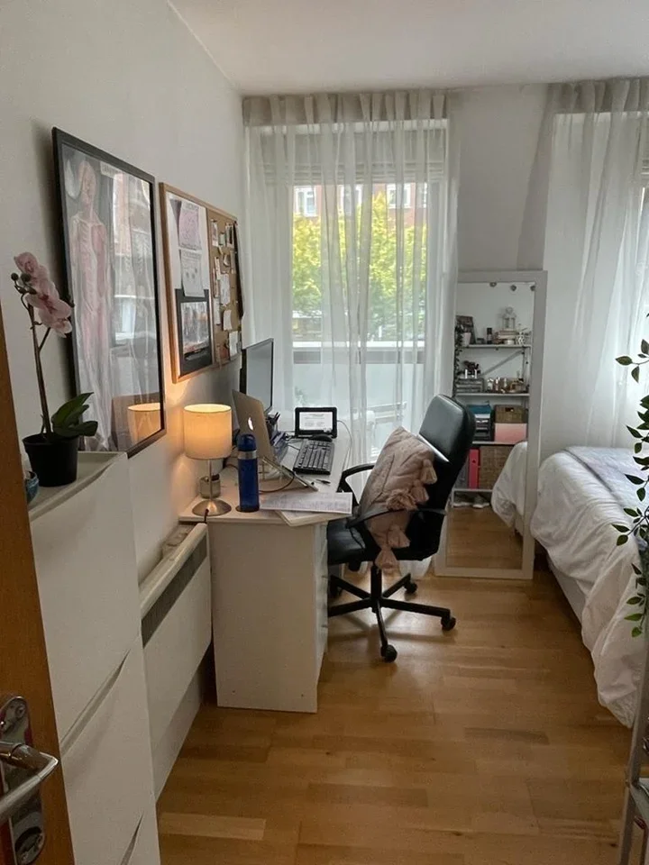Flat Crowndale Road in Greater London