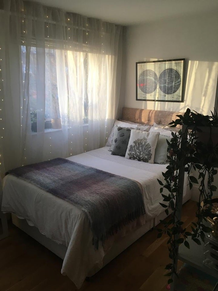 Flat Crowndale Road in Greater London