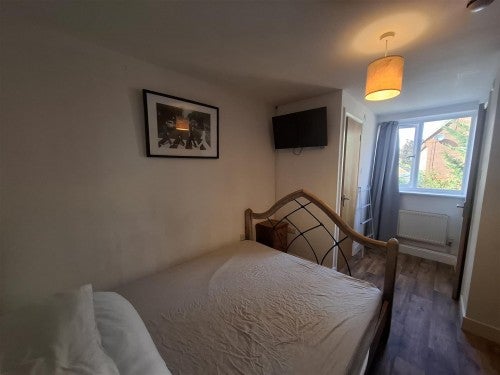 Room Loughton Road in Milton Keynes