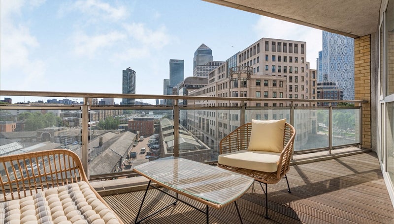 Flat Westferry Circus in Greater London